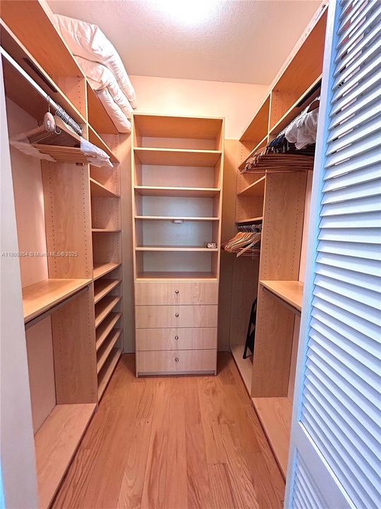 Active With Contract: $450,000 (1 beds, 1 baths, 697 Square Feet)