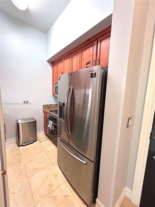 Active With Contract: $450,000 (1 beds, 1 baths, 697 Square Feet)