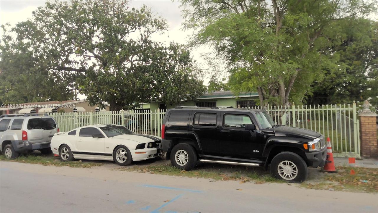 Active With Contract: $375,000 (3 beds, 1 baths, 888 Square Feet)