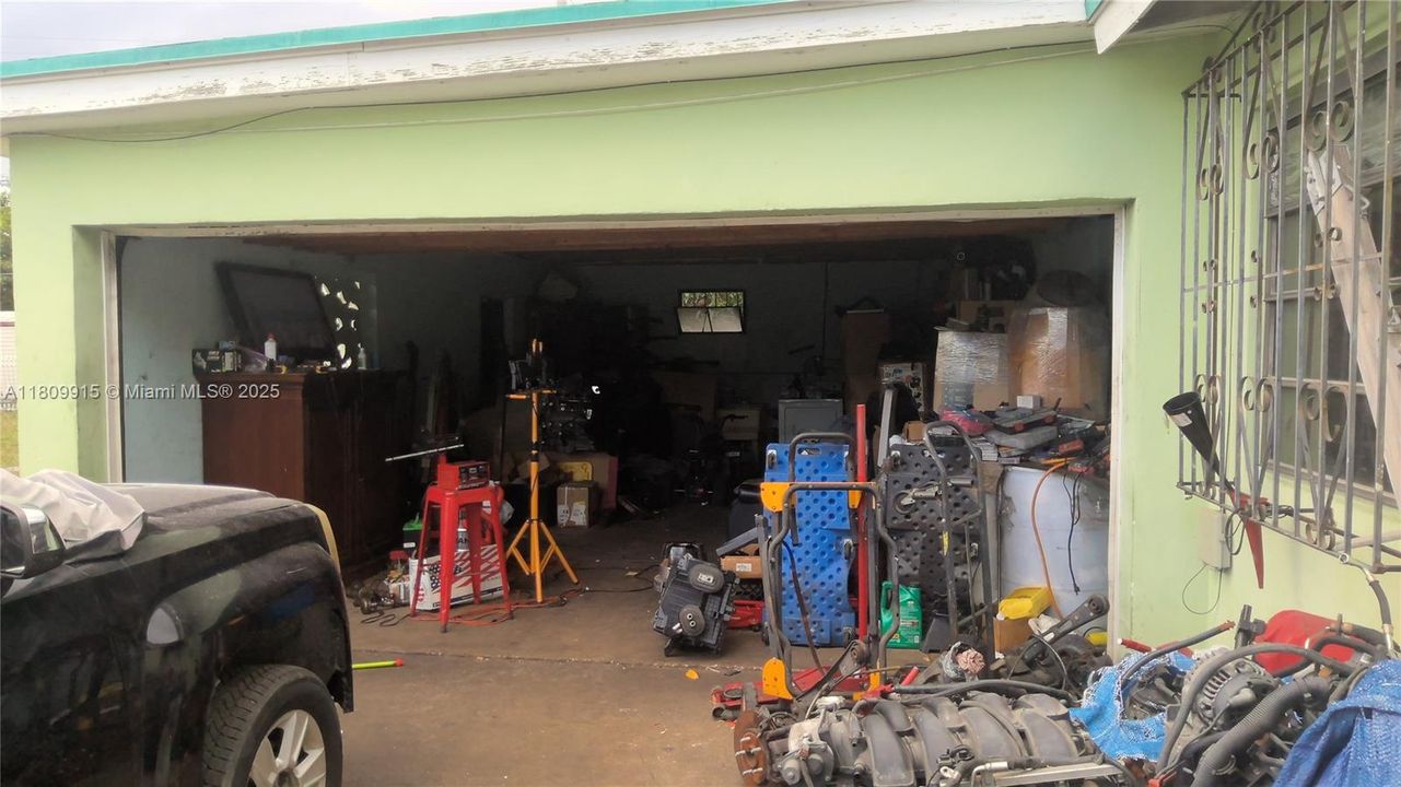 Active With Contract: $375,000 (3 beds, 1 baths, 888 Square Feet)