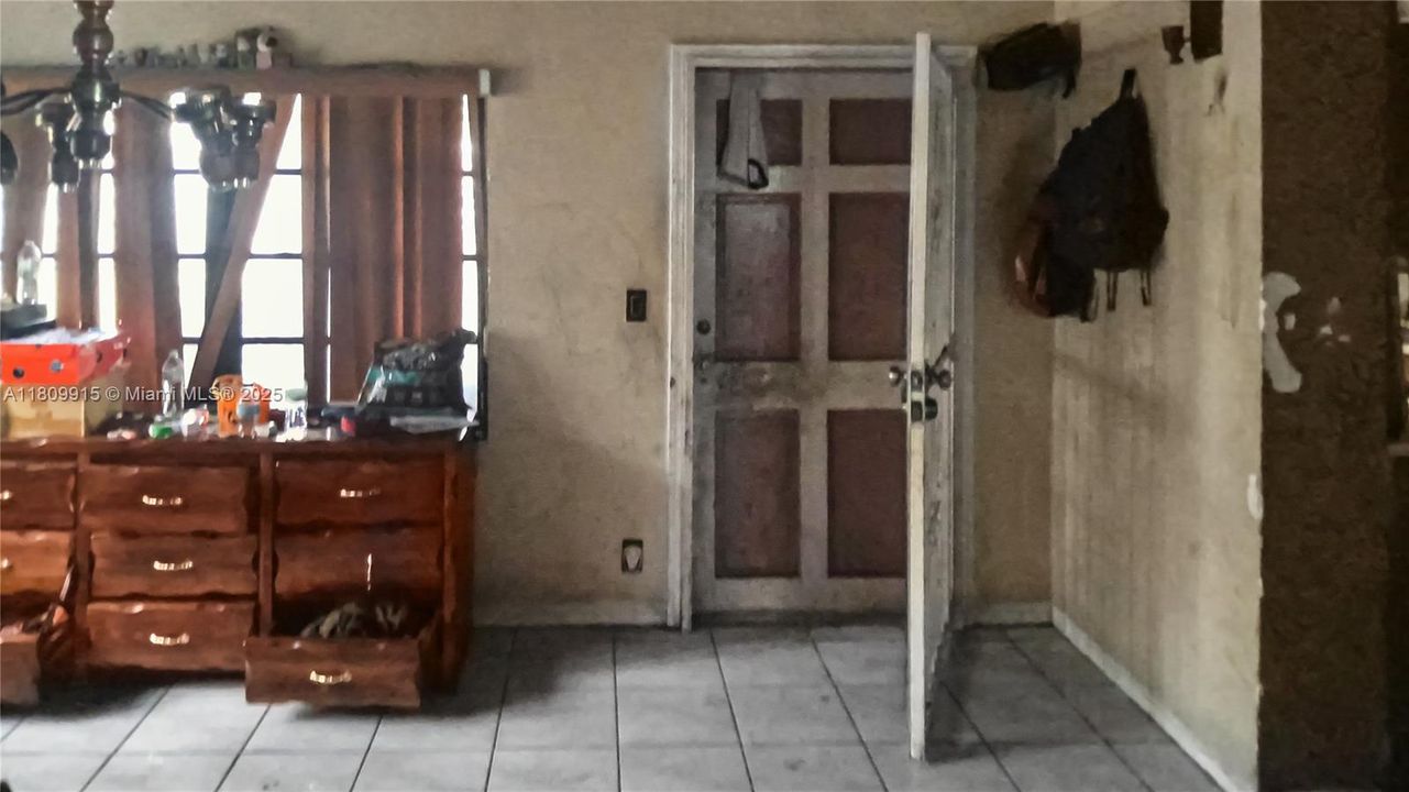 Active With Contract: $375,000 (3 beds, 1 baths, 888 Square Feet)