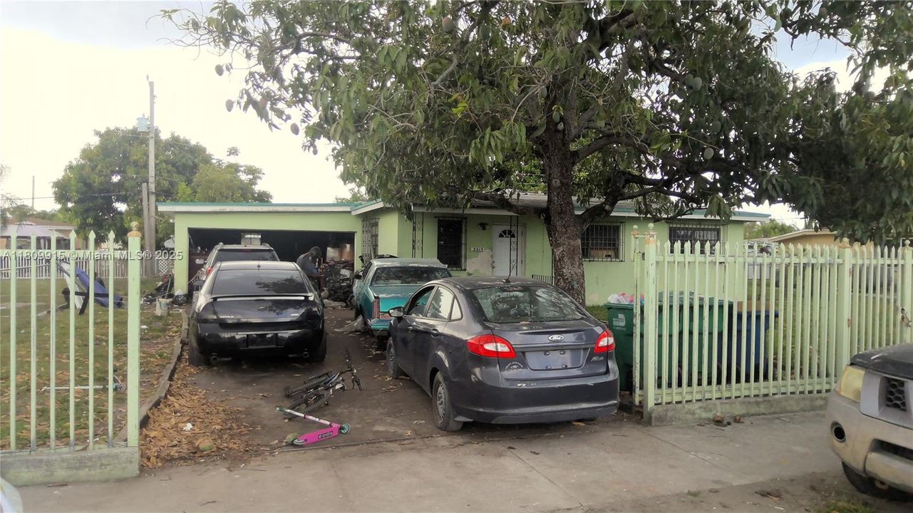 Active With Contract: $375,000 (3 beds, 1 baths, 888 Square Feet)