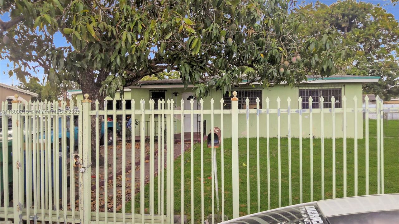 Active With Contract: $375,000 (3 beds, 1 baths, 888 Square Feet)