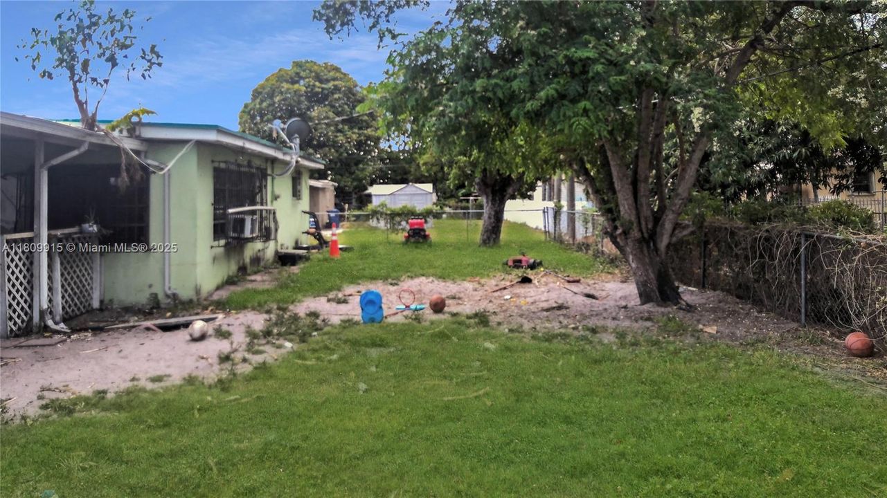 Active With Contract: $375,000 (3 beds, 1 baths, 888 Square Feet)