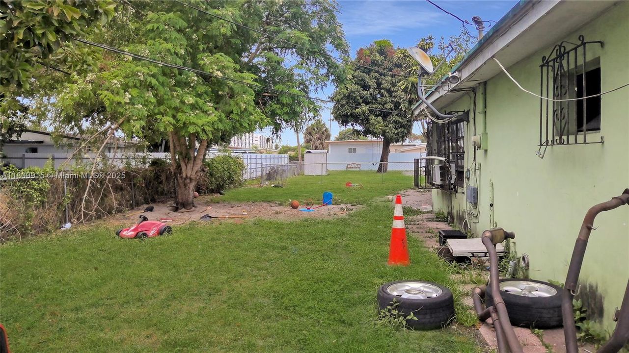 Active With Contract: $375,000 (3 beds, 1 baths, 888 Square Feet)