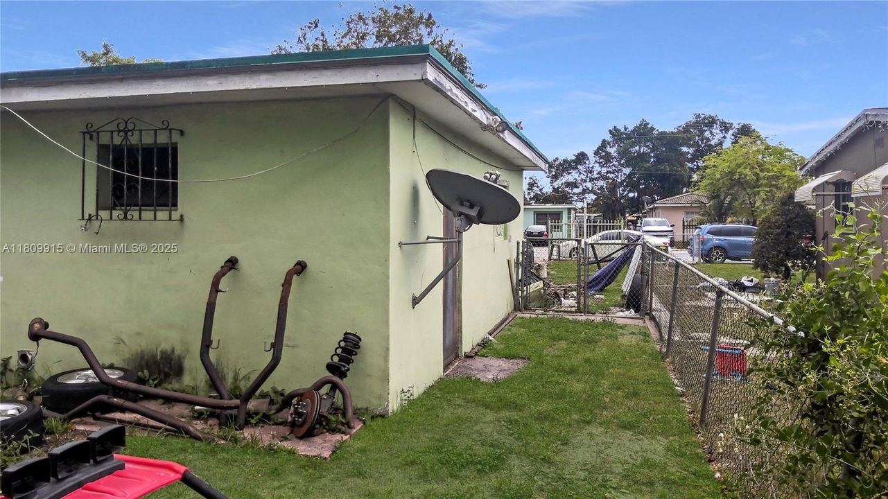 Active With Contract: $375,000 (3 beds, 1 baths, 888 Square Feet)