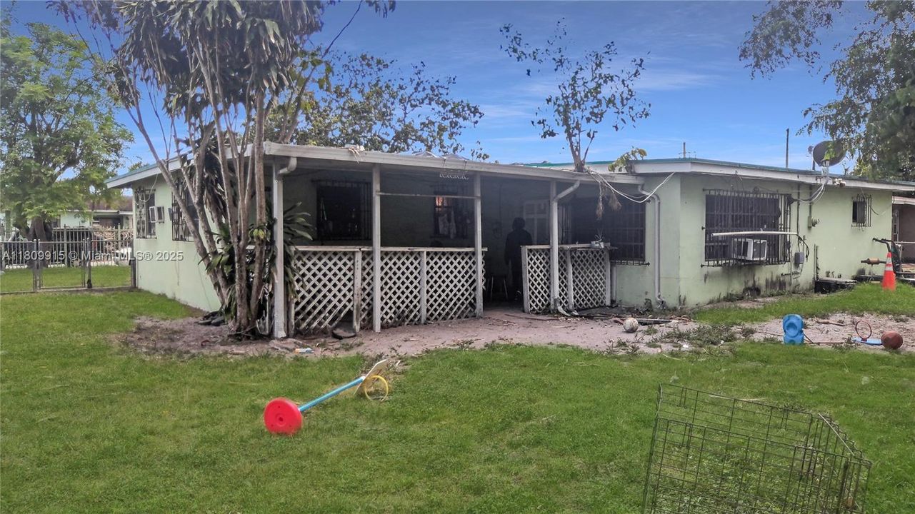 Active With Contract: $375,000 (3 beds, 1 baths, 888 Square Feet)