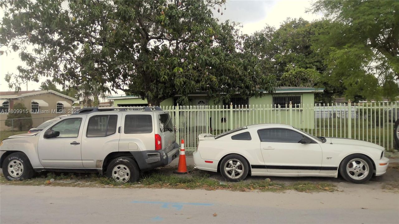 Active With Contract: $375,000 (3 beds, 1 baths, 888 Square Feet)