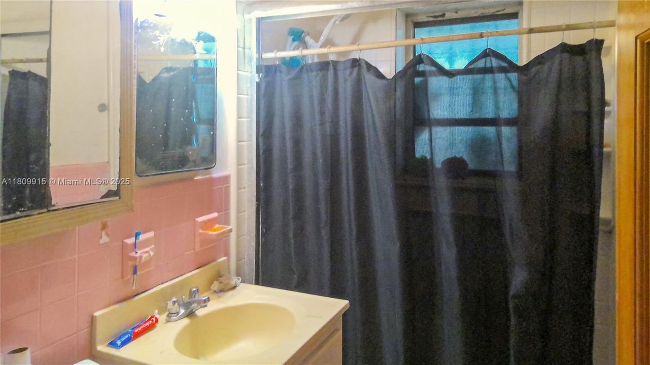 Active With Contract: $375,000 (3 beds, 1 baths, 888 Square Feet)