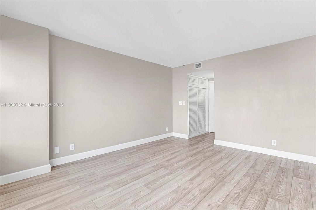 For Sale: $369,000 (1 beds, 1 baths, 800 Square Feet)