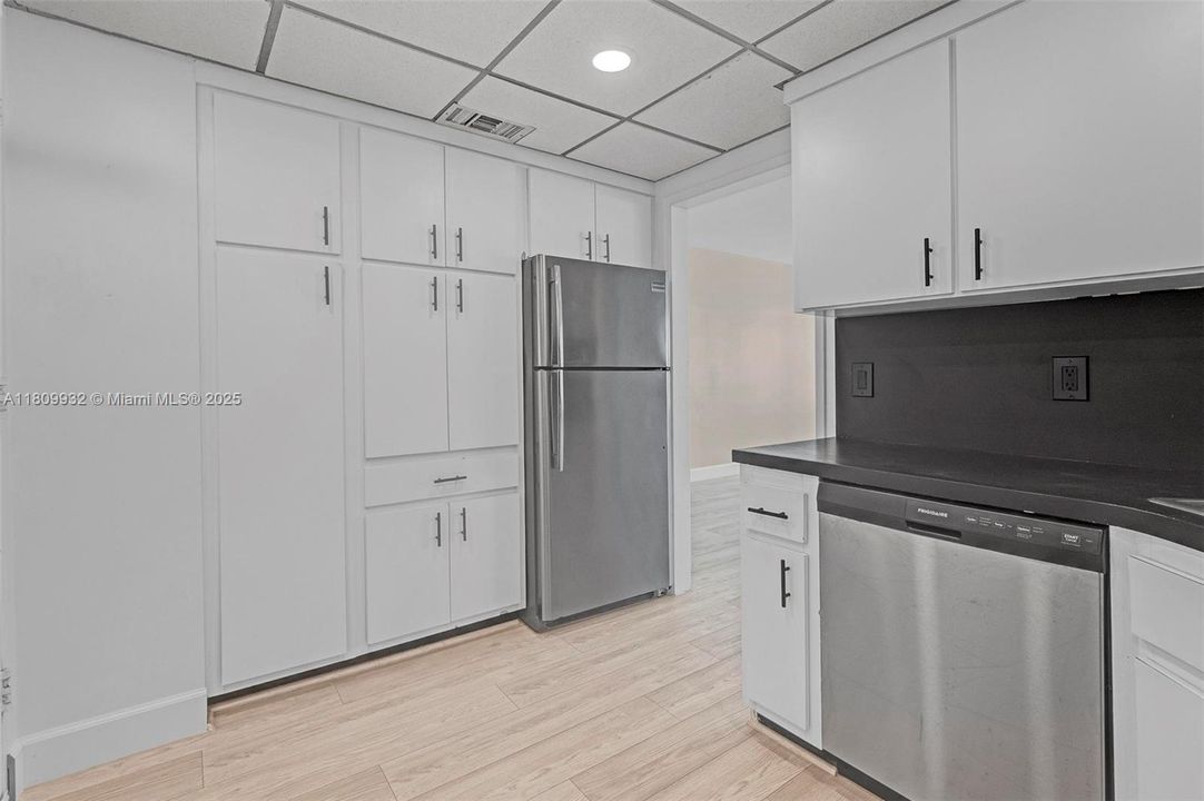 For Sale: $369,000 (1 beds, 1 baths, 800 Square Feet)