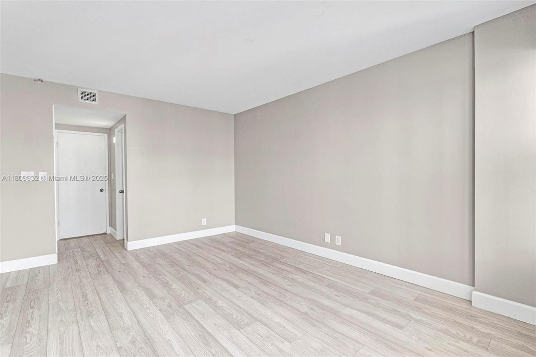 For Sale: $369,000 (1 beds, 1 baths, 800 Square Feet)