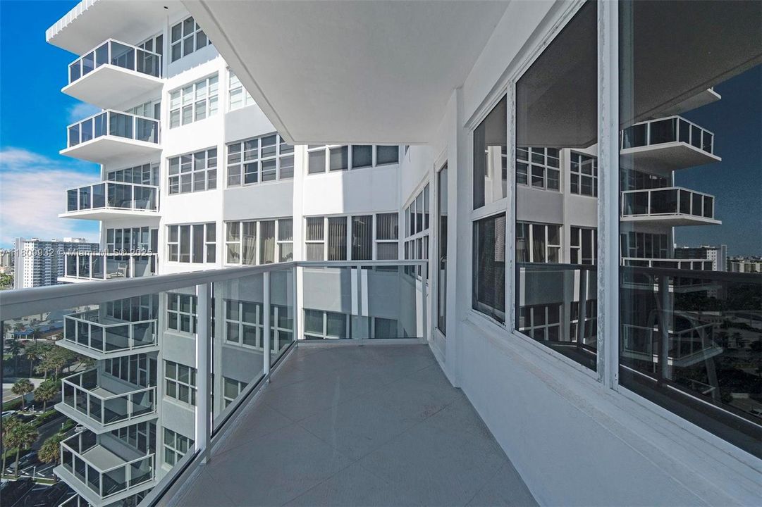 For Sale: $369,000 (1 beds, 1 baths, 800 Square Feet)