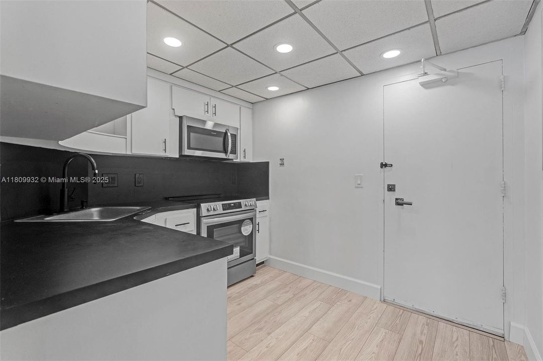 For Sale: $369,000 (1 beds, 1 baths, 800 Square Feet)