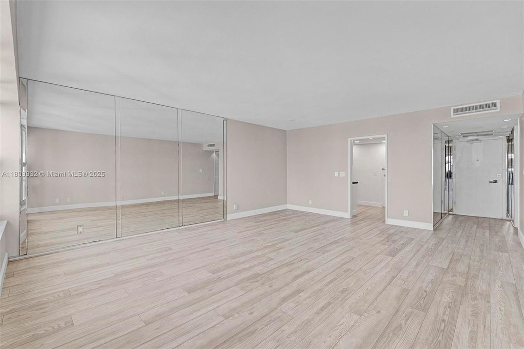 For Sale: $369,000 (1 beds, 1 baths, 800 Square Feet)