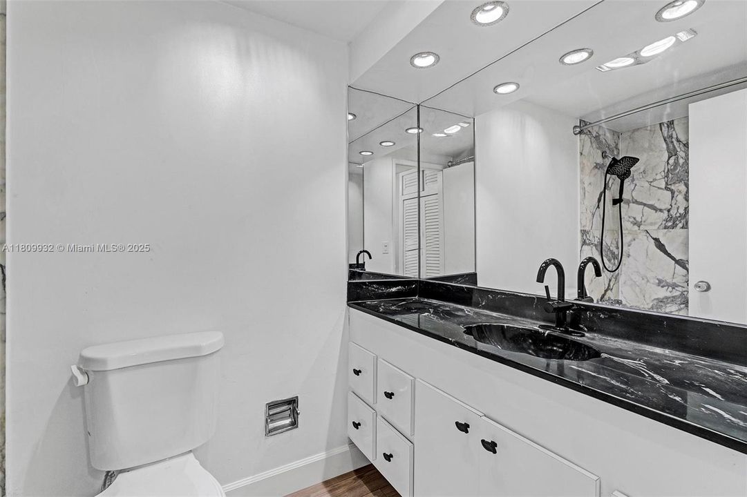 For Sale: $369,000 (1 beds, 1 baths, 800 Square Feet)