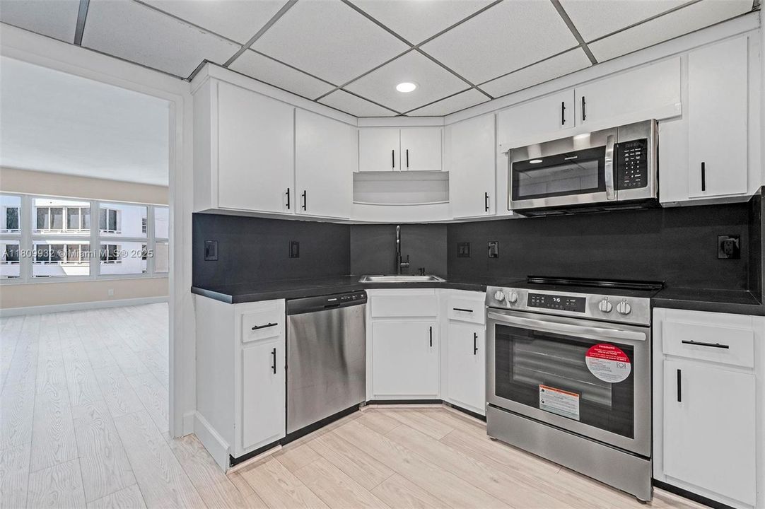 For Sale: $369,000 (1 beds, 1 baths, 800 Square Feet)