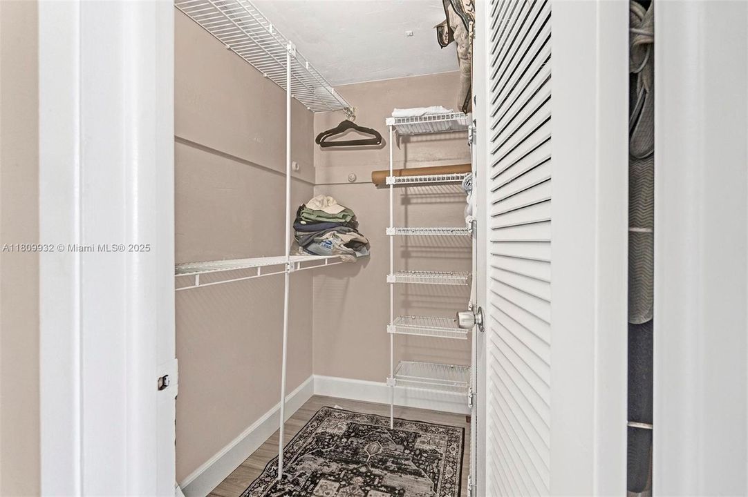 For Sale: $369,000 (1 beds, 1 baths, 800 Square Feet)