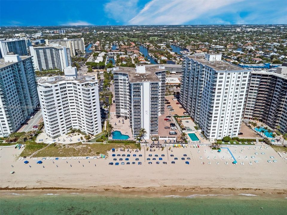 For Sale: $369,000 (1 beds, 1 baths, 800 Square Feet)