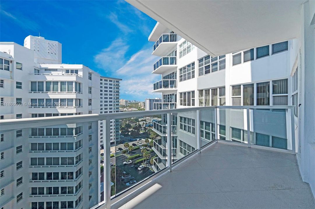 For Sale: $369,000 (1 beds, 1 baths, 800 Square Feet)