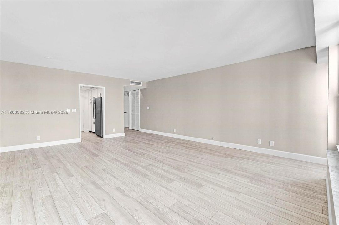 For Sale: $369,000 (1 beds, 1 baths, 800 Square Feet)