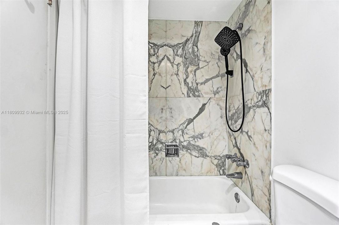 For Sale: $369,000 (1 beds, 1 baths, 800 Square Feet)