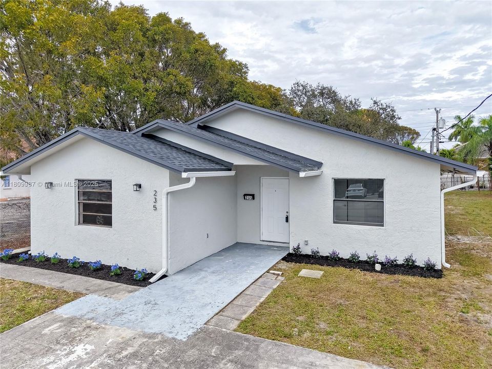 Под контрактом: $439,000 (3 спален, 2 ванн, 1406 Квадратных фут)