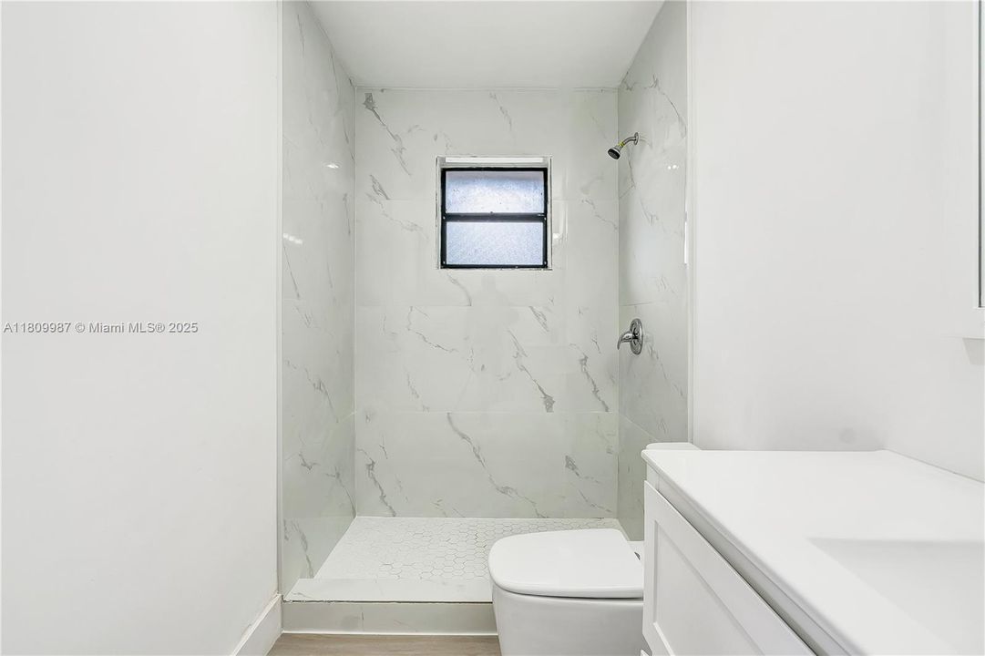 Под контрактом: $439,000 (3 спален, 2 ванн, 1406 Квадратных фут)