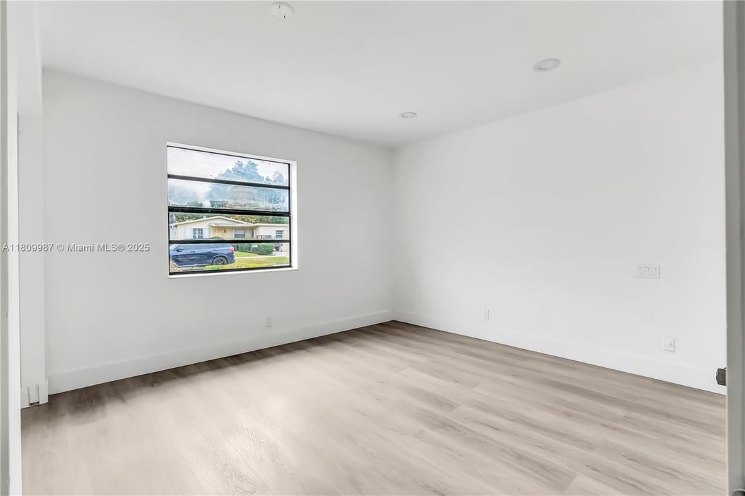 Под контрактом: $439,000 (3 спален, 2 ванн, 1406 Квадратных фут)