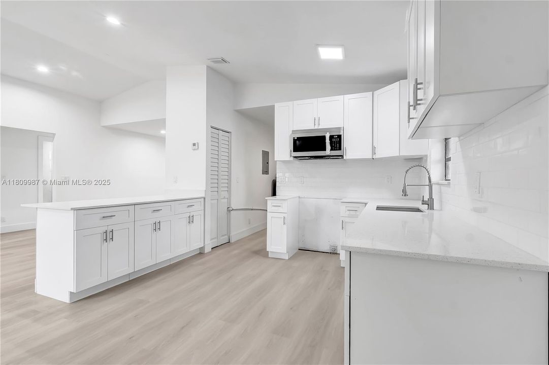 Под контрактом: $439,000 (3 спален, 2 ванн, 1406 Квадратных фут)