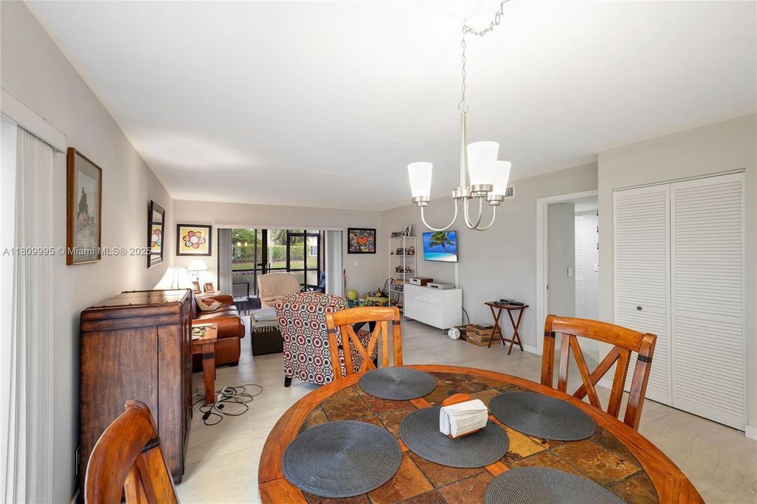 Vendido Recientemente: $339,000 (2 camas, 2 baños, 1231 Pies cuadrados)