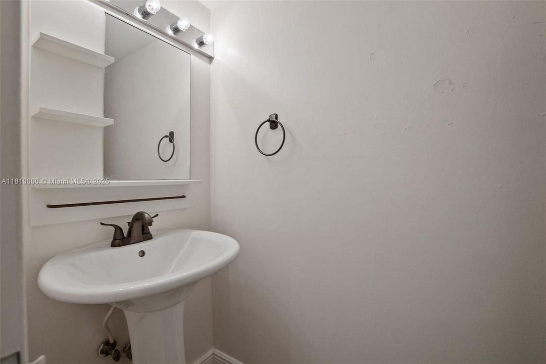 最近售出: $489,000 (1 贝兹, 1 浴室, 804 平方英尺)