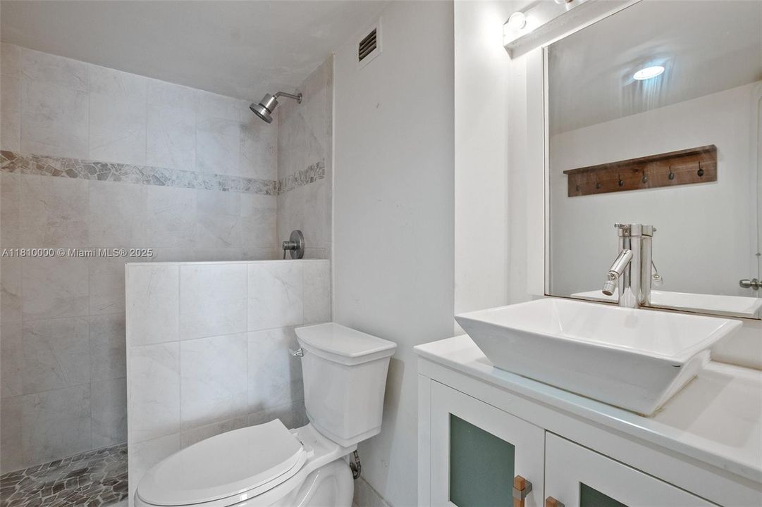 最近售出: $489,000 (1 贝兹, 1 浴室, 804 平方英尺)