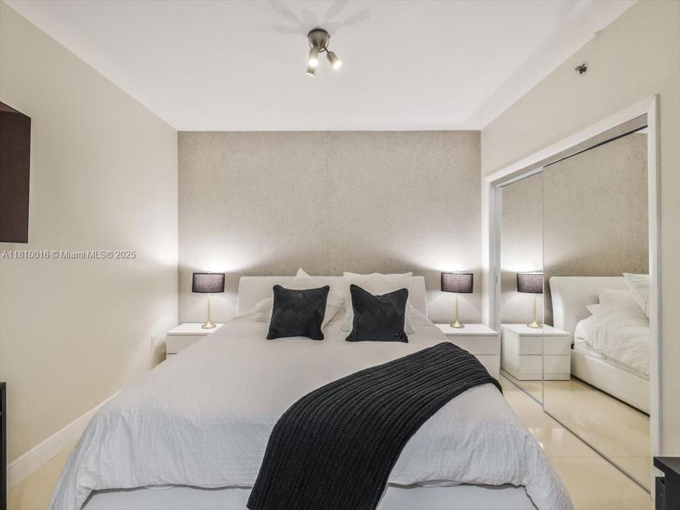 For Sale: $749,000 (1 beds, 1 baths, 844 Square Feet)