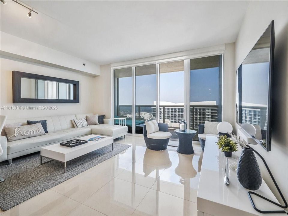For Sale: $749,000 (1 beds, 1 baths, 844 Square Feet)