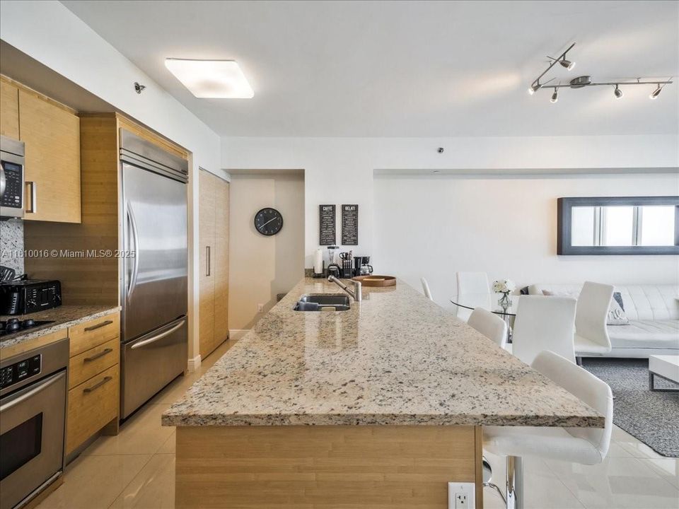 For Sale: $749,000 (1 beds, 1 baths, 844 Square Feet)