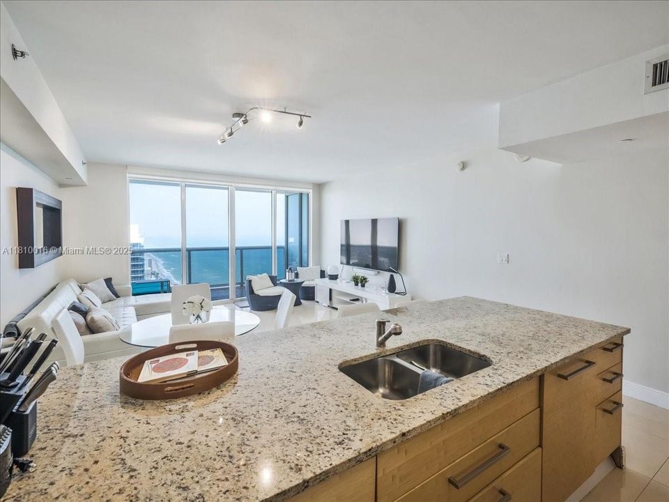 For Sale: $749,000 (1 beds, 1 baths, 844 Square Feet)