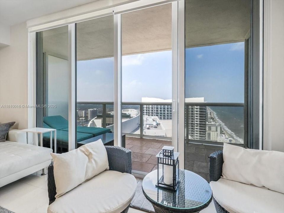 For Sale: $749,000 (1 beds, 1 baths, 844 Square Feet)