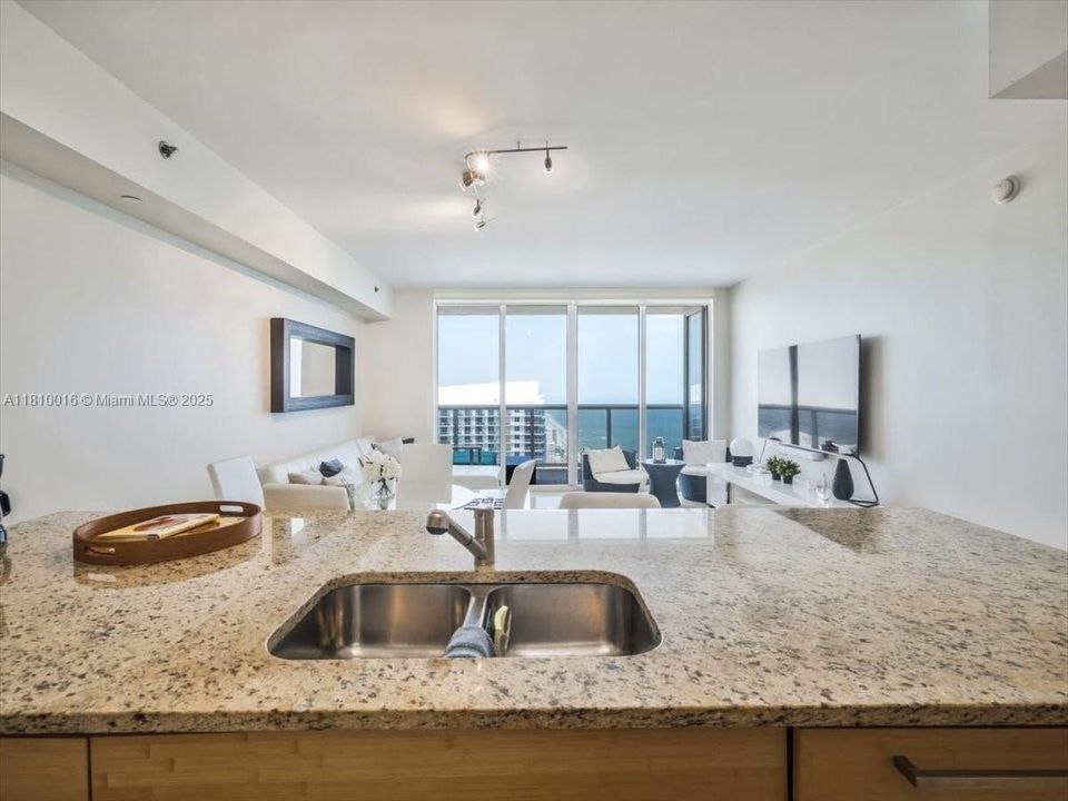 For Sale: $749,000 (1 beds, 1 baths, 844 Square Feet)