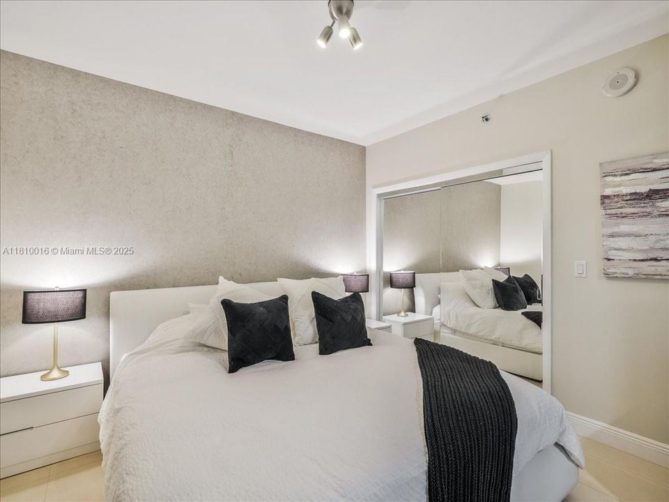 For Sale: $749,000 (1 beds, 1 baths, 844 Square Feet)