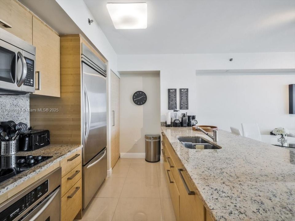 For Sale: $749,000 (1 beds, 1 baths, 844 Square Feet)