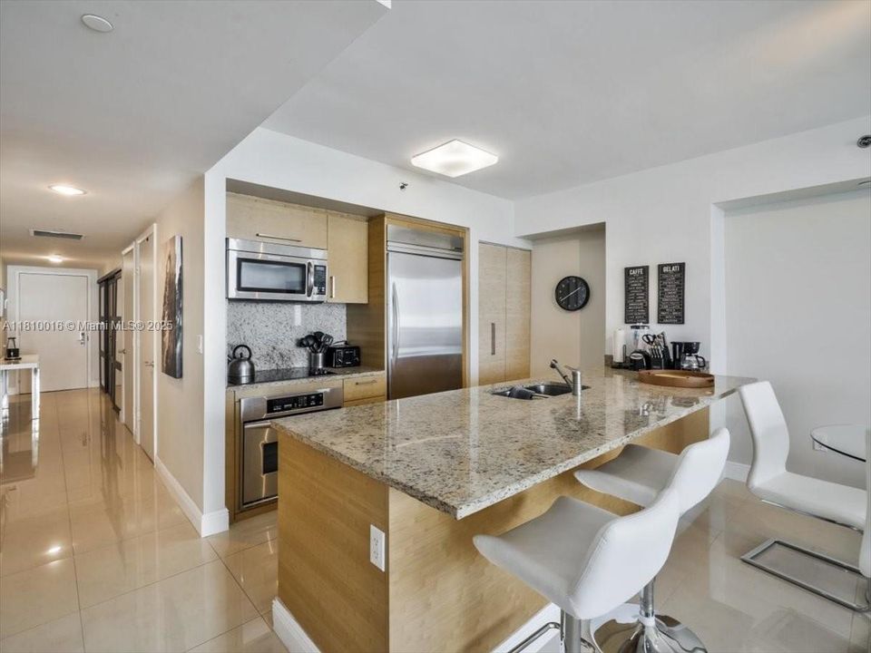 For Sale: $749,000 (1 beds, 1 baths, 844 Square Feet)