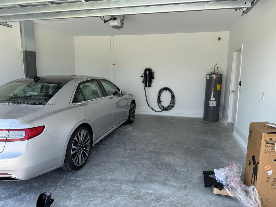 Wall mounted Garage Pro wet/dry vacuum cleaner