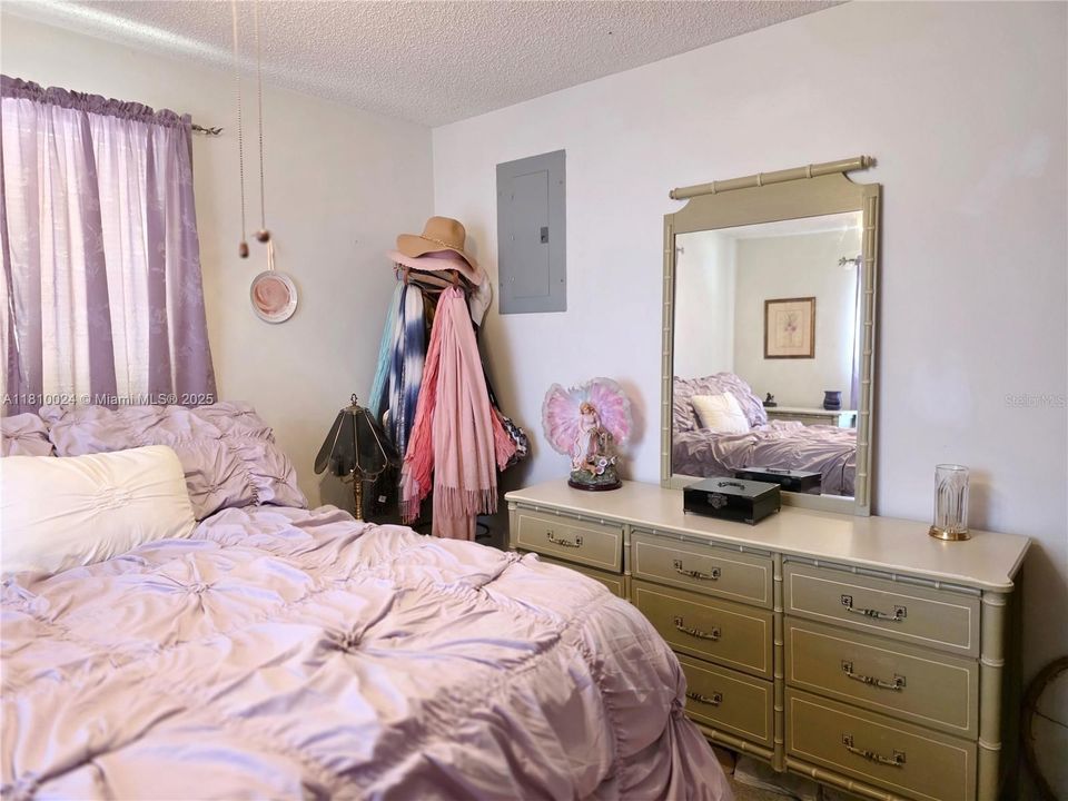 Vendido Recientemente: $249,000 (3 camas, 1 baños, 1323 Pies cuadrados)