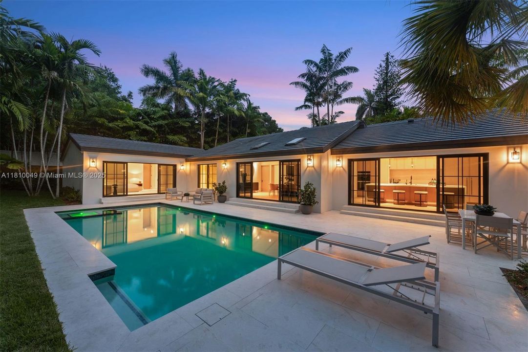 最近售出: $10,500,000 (6 贝兹, 7 浴室, 5077 平方英尺)