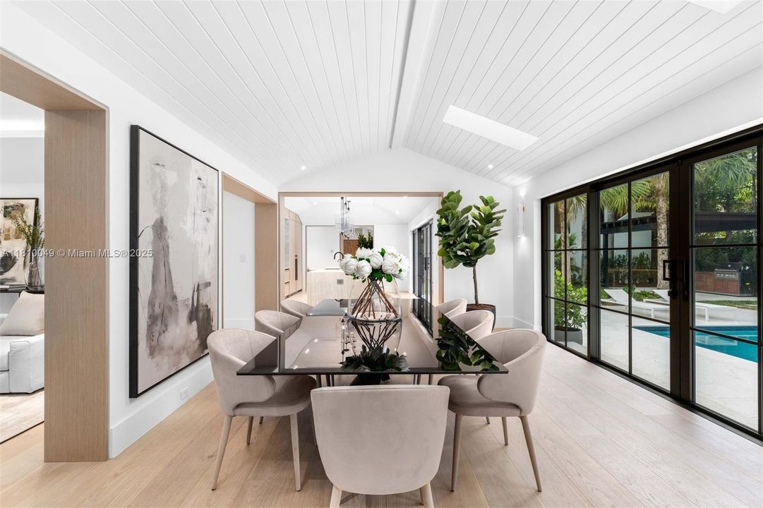 最近售出: $10,500,000 (6 贝兹, 7 浴室, 5077 平方英尺)