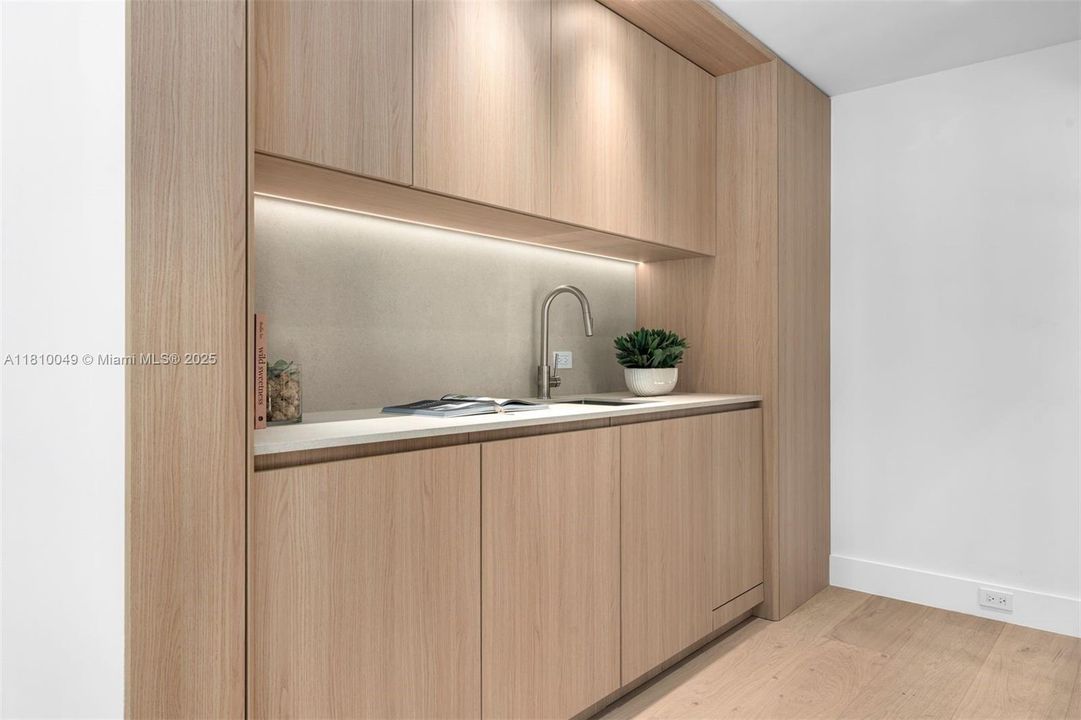 最近售出: $10,500,000 (6 贝兹, 7 浴室, 5077 平方英尺)