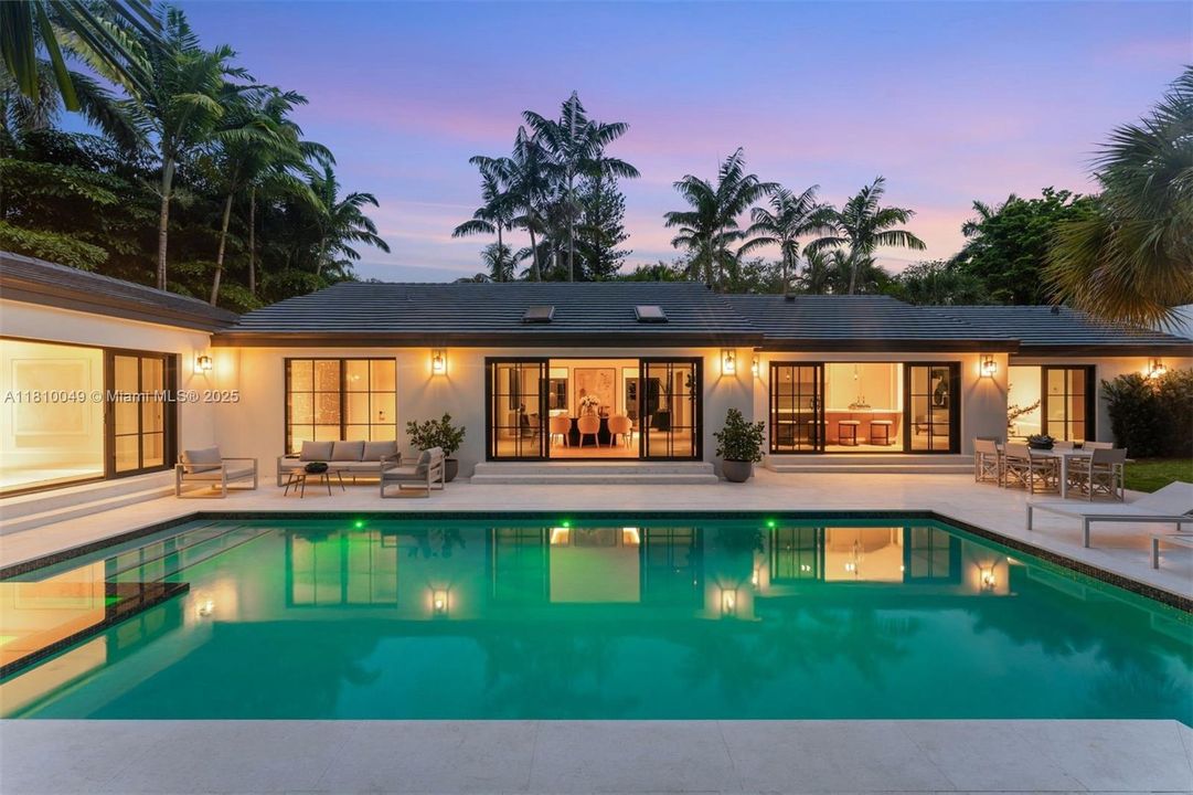 最近售出: $10,500,000 (6 贝兹, 7 浴室, 5077 平方英尺)