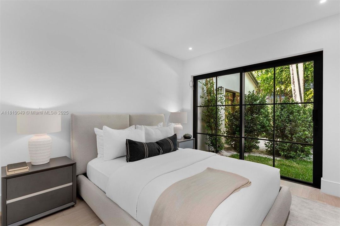 最近售出: $10,500,000 (6 贝兹, 7 浴室, 5077 平方英尺)