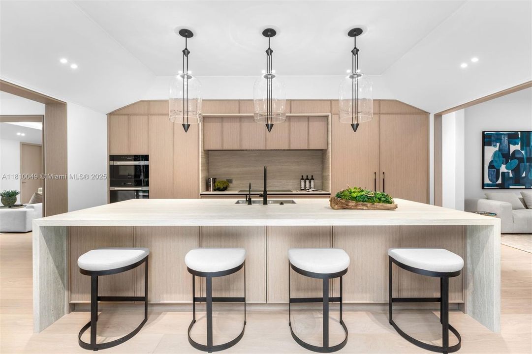 最近售出: $10,500,000 (6 贝兹, 7 浴室, 5077 平方英尺)